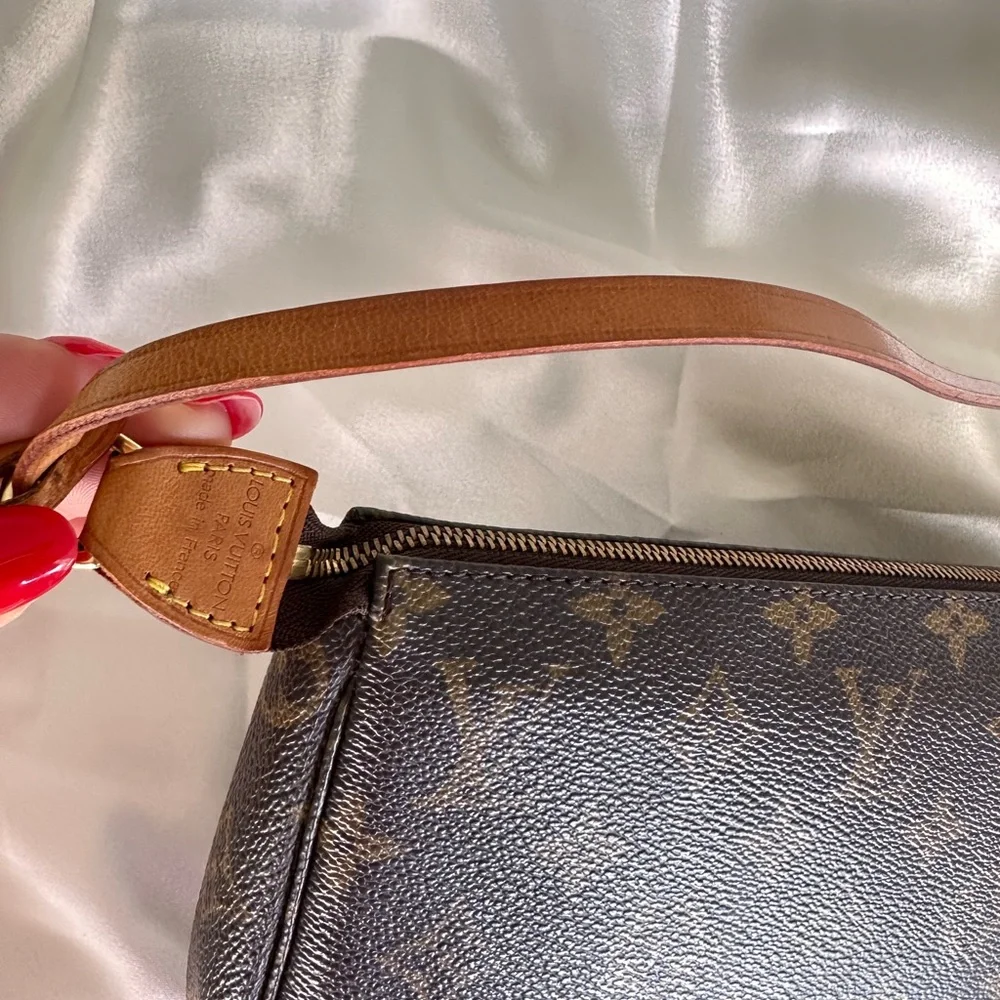 Louis Vuitton Monogram Canvas pochette Shoulder Bag